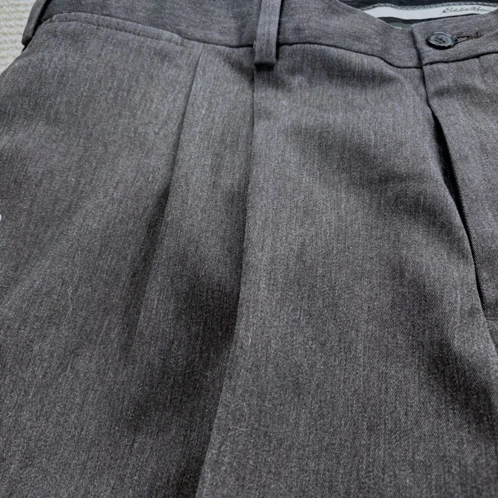 Eddie‎ Bauer Performance Khaki Mens 38x30 Pleated Wrinkle Resistant Classic Fit